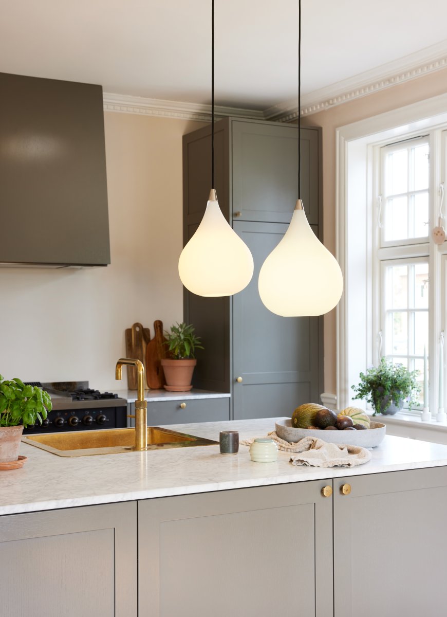 Drops Ø23 Weiß hängelampe Von Halo Design - Der Schirm aus mundgeblasenem Opalglas erzeugt eine feine Lichtstreuung und in Kombination mit den Details aus gebürstetem Aluminium trägt die Leuchte zu einer schönen Atmosphäre im Raum bei.