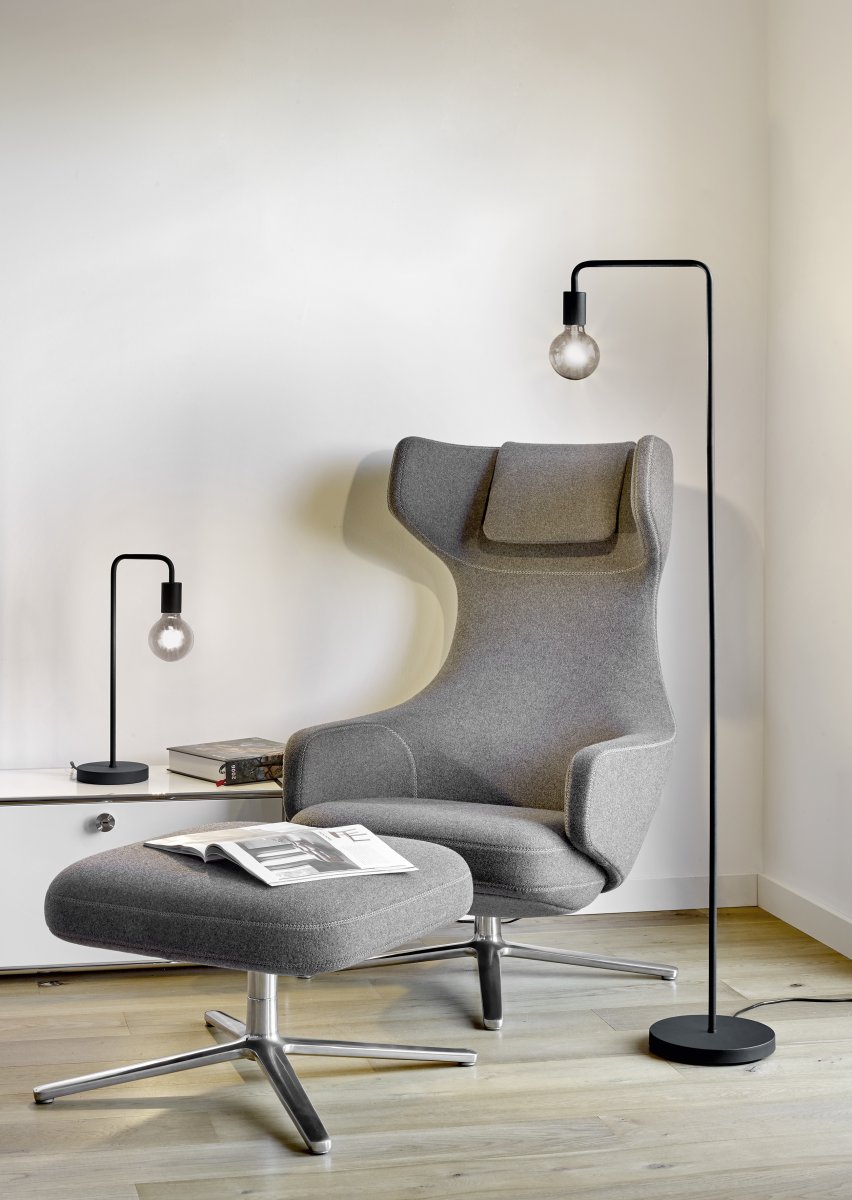 Diallo Schwarz stehlampe Von Trio Lighting - Die schwarze Stehleuchte eignet sich perfekt als sch&ouml;nes Accessoire im Flur, in der Leseecke, neben dem Sofa oder dem Schreibtisch.