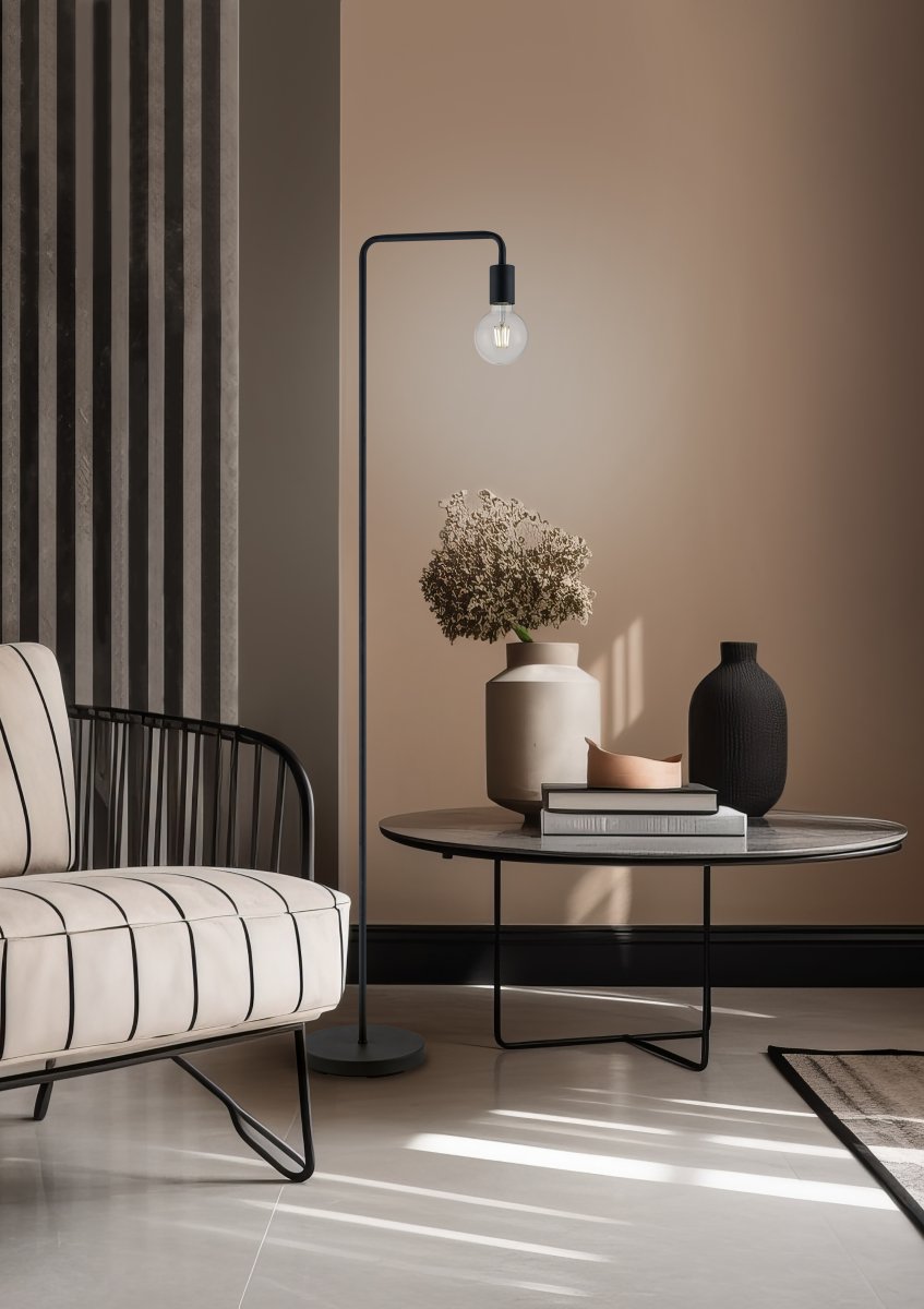 Diallo Schwarz stehlampe Von Trio Lighting - Die schwarze Stehleuchte eignet sich perfekt als sch&ouml;nes Accessoire im Flur, in der Leseecke, neben dem Sofa oder dem Schreibtisch.