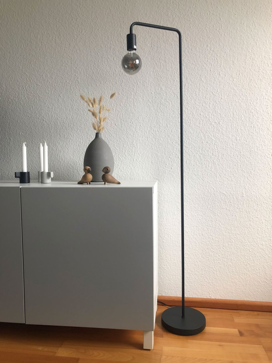 Diallo Schwarz stehlampe Von Trio Lighting - Die schwarze Stehleuchte eignet sich perfekt als sch&ouml;nes Accessoire im Flur, in der Leseecke, neben dem Sofa oder dem Schreibtisch.