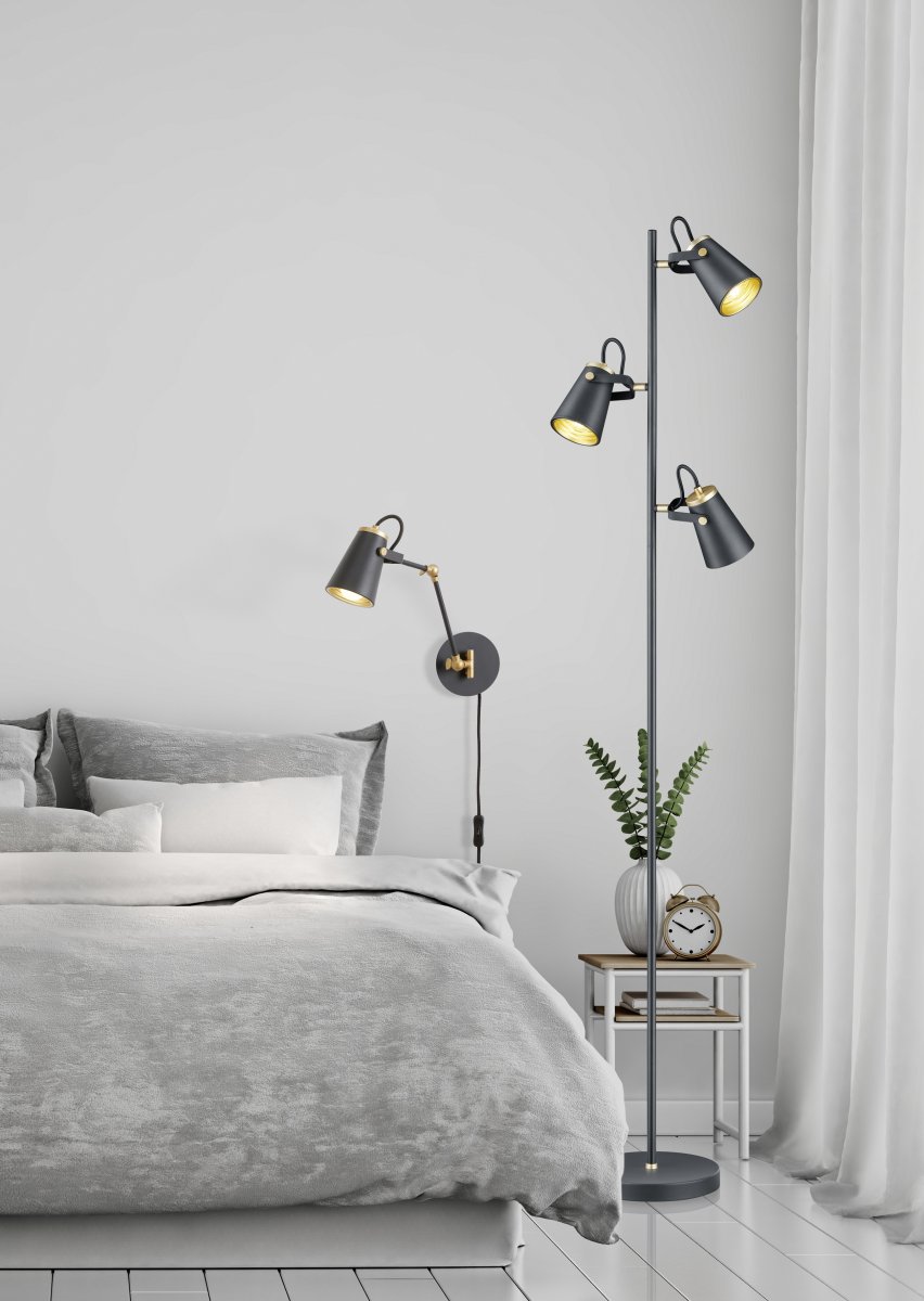 Edward Schwarz stehlampe Von Trio Lighting - Die Stehleuchte EDWARD mit ihren drei verstellbaren Leuchtenköpfen und dem modernen Design in Mattschwarz und Gold eignet sich perfekt, um in jedem Raum stimmungsvolle Lichtakzente zu setzen.