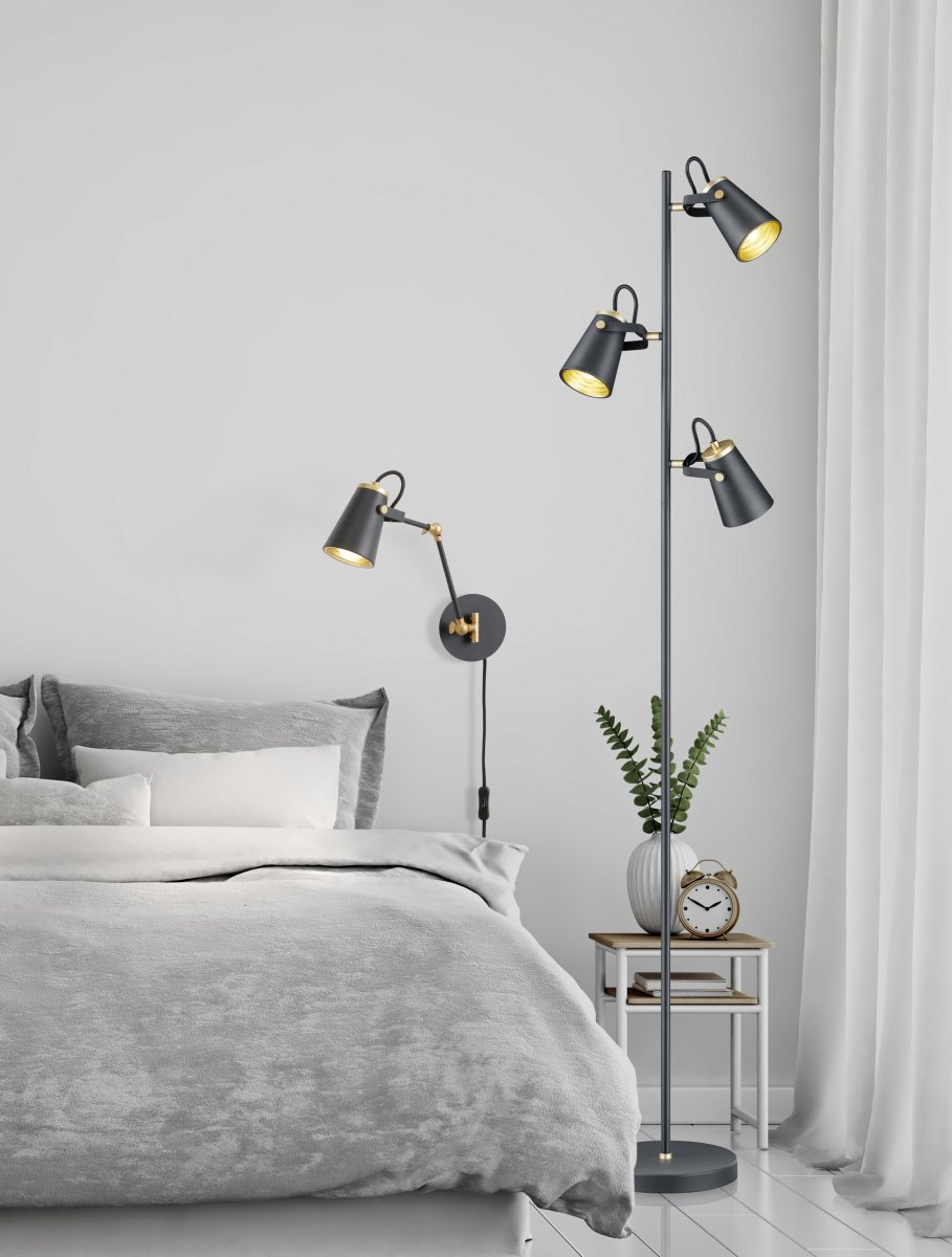 Edward Schwarz stehlampe Von Trio Lighting - Die Stehleuchte EDWARD mit ihren drei verstellbaren Leuchtenköpfen und dem modernen Design in Mattschwarz und Gold eignet sich perfekt, um in jedem Raum stimmungsvolle Lichtakzente zu setzen.