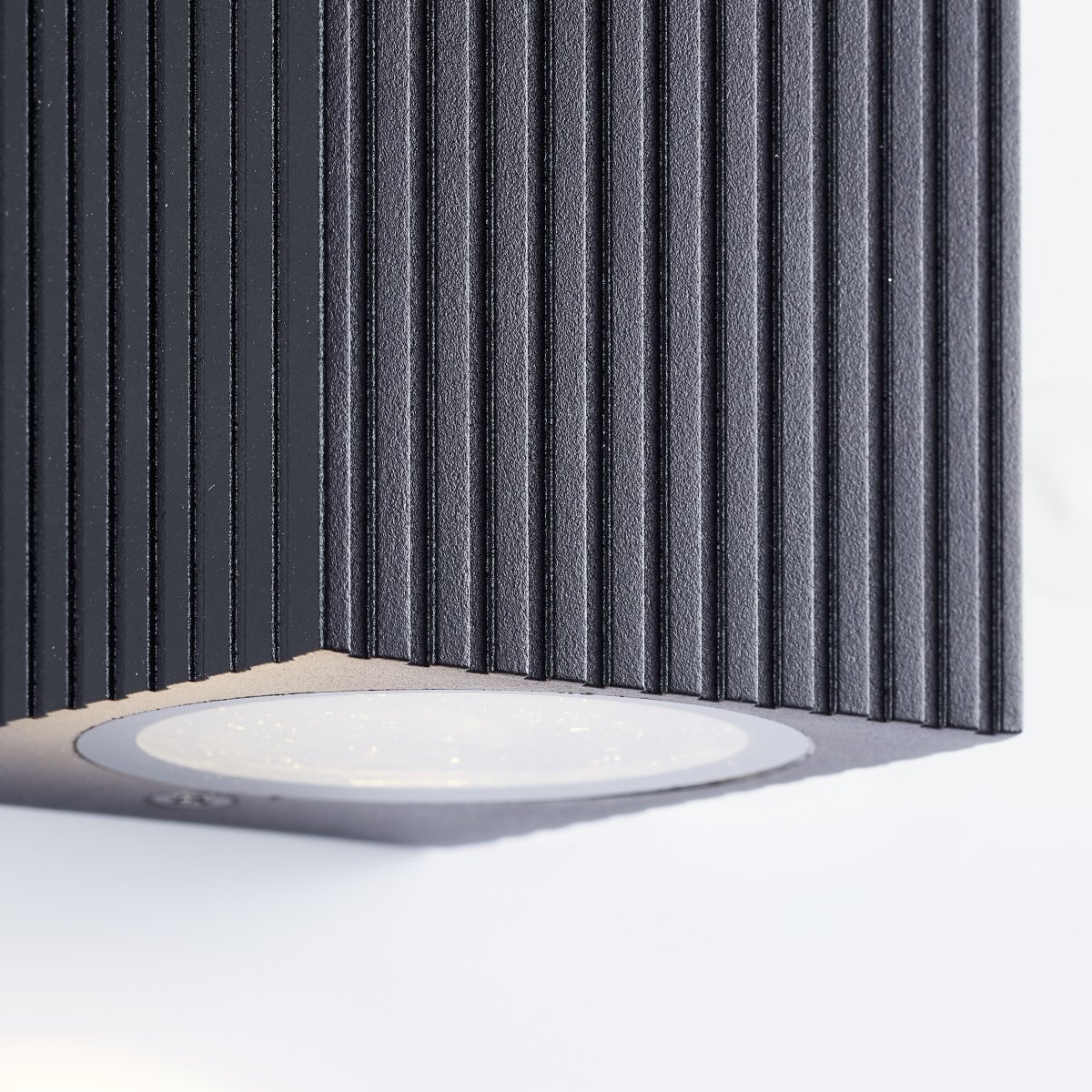 Jelani Schwarz außenlampe Von Brilliant - Aus robustem Metall mit geriffelter Oberfläche gefertigt, besticht die Leuchte durch ihren stilvollen Ausdruck.