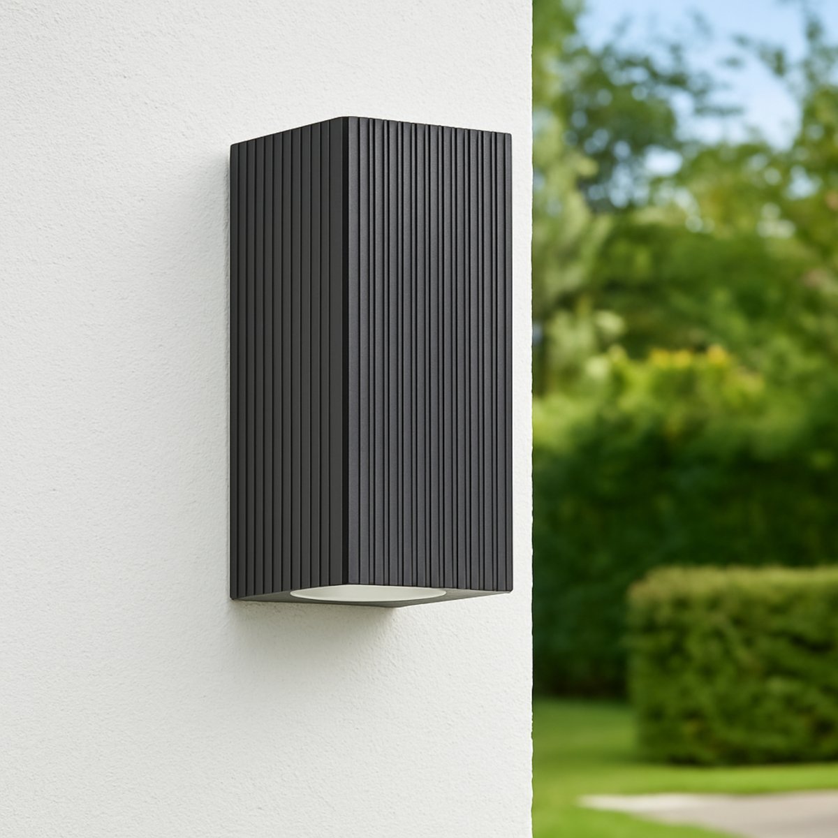 Jelani Schwarz außenlampe Von Brilliant - Die Jelani Fassadenleuchte mit zwei Lichtrichtungen ist eine moderne und funktionale Ergänzung für Ihre Außenbeleuchtung.