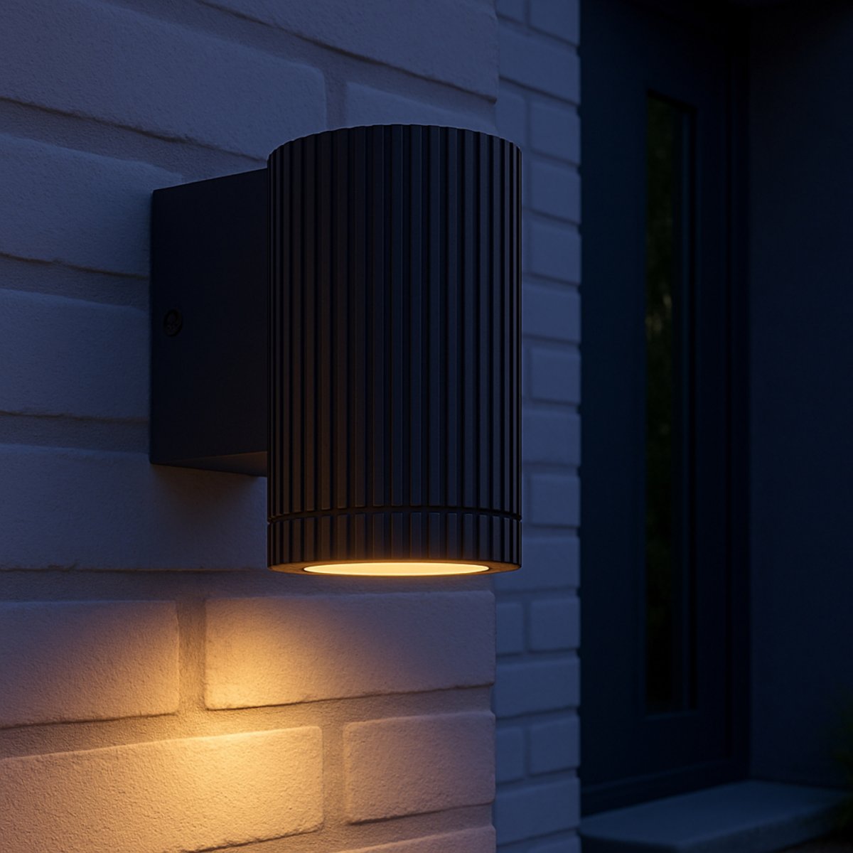 Keola Schwarz außenlampe Von Brilliant - Aus robustem Metall mit geriffelter Oberfläche gefertigt, besticht die Leuchte durch ihr stilvolles Design.