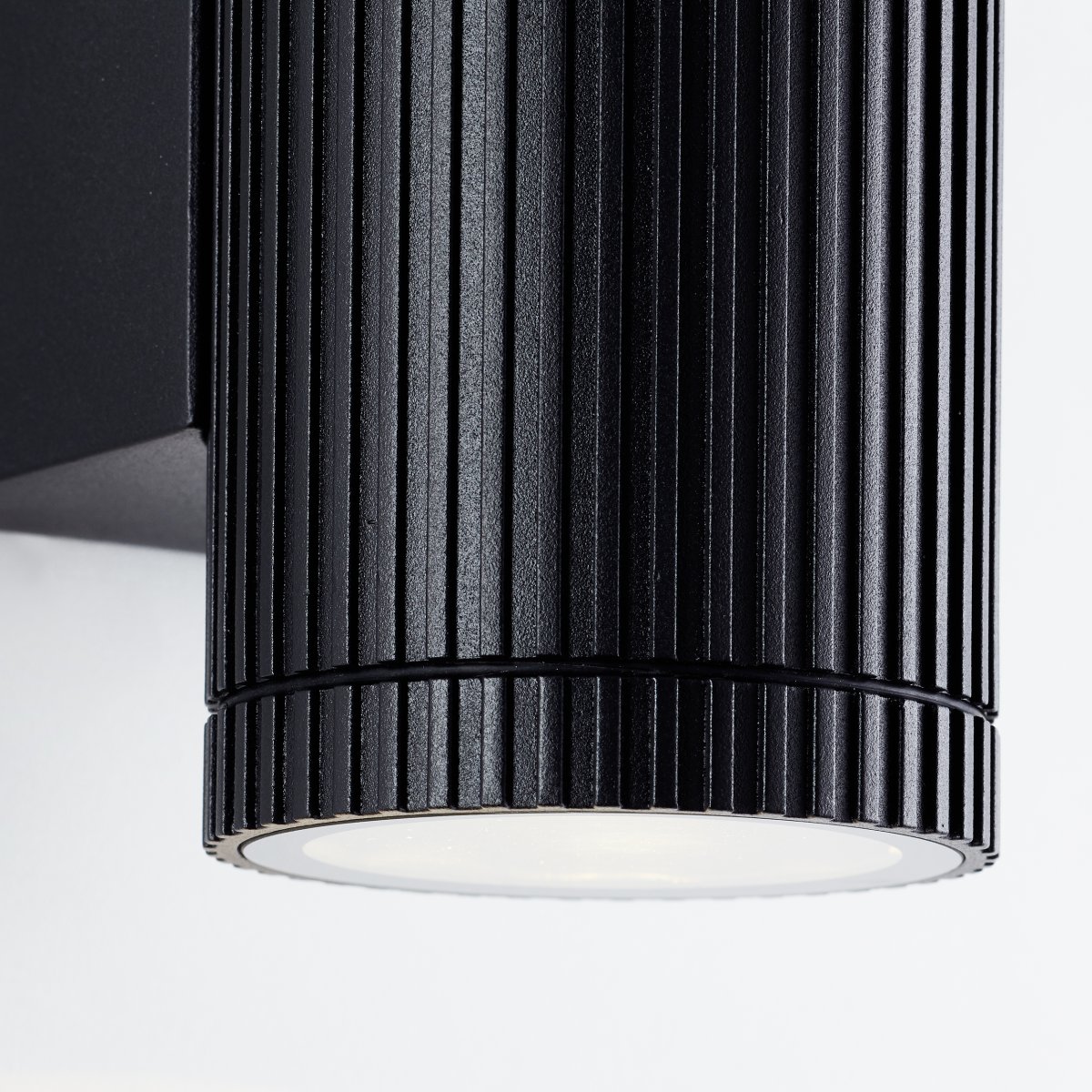 Keola Schwarz außenlampe Von Brilliant - Aus robustem Metall mit geriffelter Oberfläche gefertigt, besticht die Leuchte durch ihr stilvolles Design.
