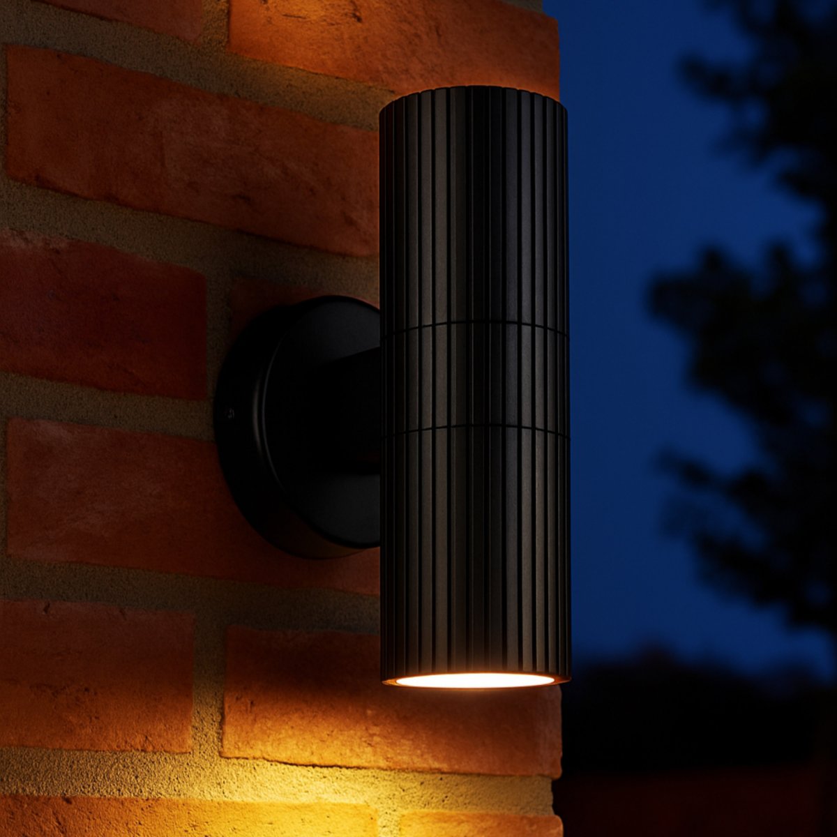 Keola Schwarz außenlampe Von Brilliant - Die Keola Fassadenleuchte mit zwei Lichtrichtungen ist eine moderne und funktionale Ergänzung für Ihre Außenbeleuchtung.