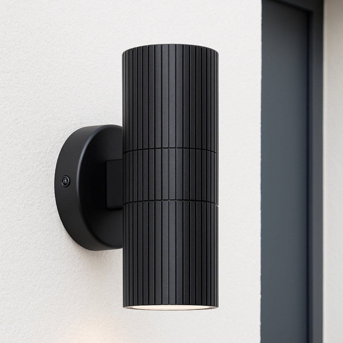 Keola Schwarz außenlampe Von Brilliant - Die Keola Fassadenleuchte mit zwei Lichtrichtungen ist eine moderne und funktionale Ergänzung für Ihre Außenbeleuchtung.