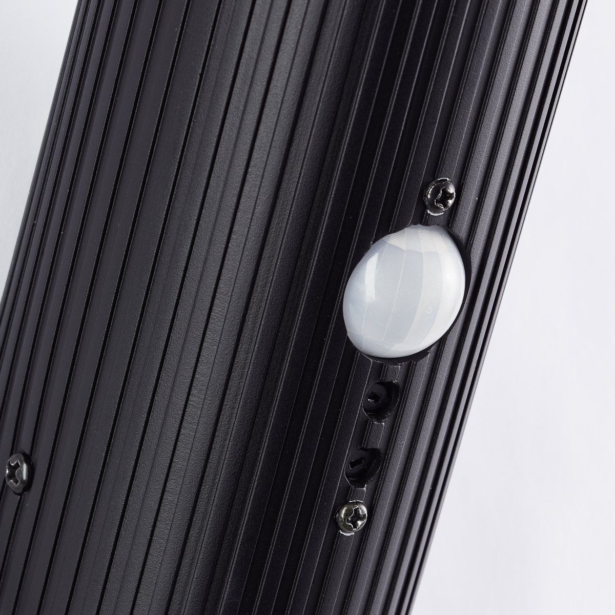 Cassio Schwarz außenlampe Von Brilliant - Cassio ist eine moderne Fassadenleuchte aus robustem Metall und Kunststoff, perfekt für alle, die Stil und Funktionalität verbinden möchten.