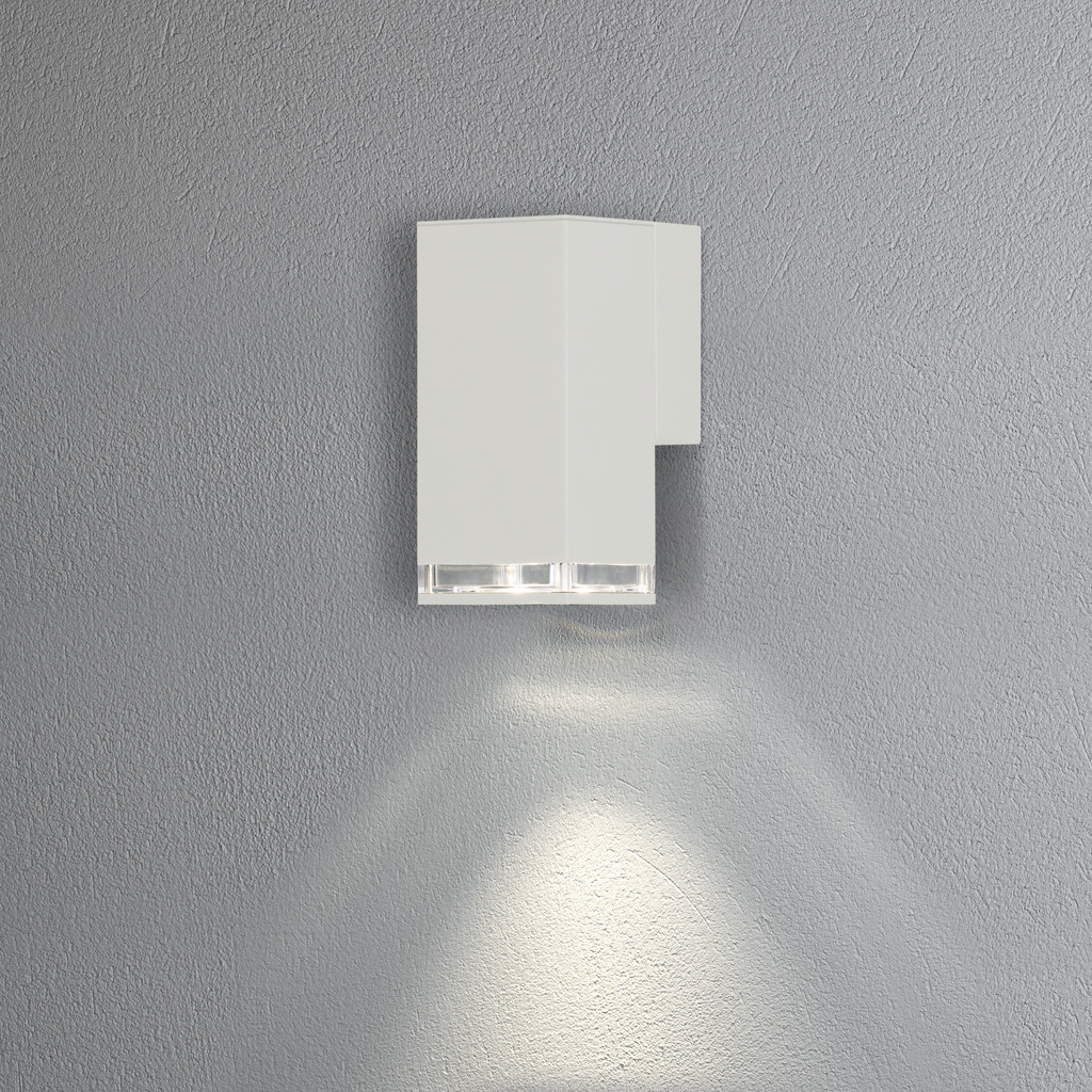 Pollux Weiß außenlampe Von Konstsmide - Die Lampe richtet das Licht nach unten und erzeugt einen weichen und angenehmen Schein, der im Außenbereich für Sicherheit und Eleganz sorgt.