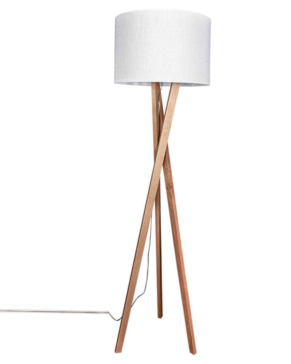 Vega Eiche/Weiß stehlampe Von By Rydéns - Die Leuchte wird mit einem 2,5 m langen, transparenten Kabel, Fu&szlig;schalter und Netzstecker geliefert.