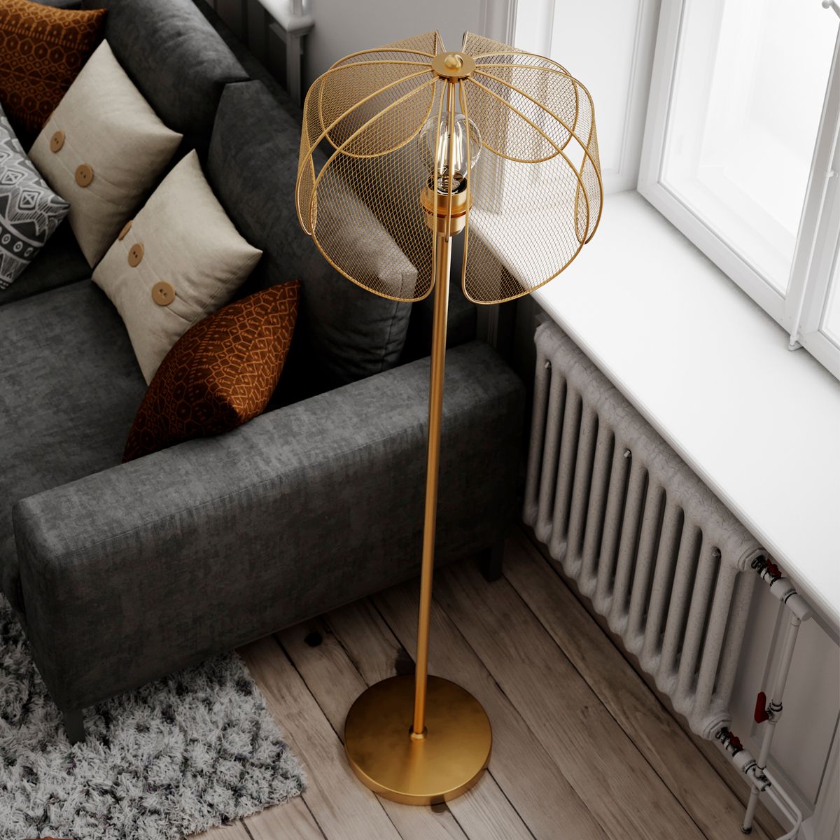 Daisy Messing/Gold stehlampe Von By Rydéns - Der perforierte Schirm erinnert an Blütenblätter und spendet ein sanftes, dezentes Licht.