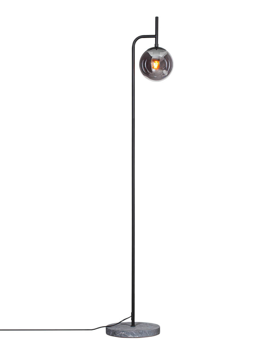 Boyle Schwarz stehlampe Von By Rydéns - Dank der Kombination aus grauem Marmor, schwarzem Metall und Rauchglas f&uuml;gt sich Boyle in die meisten Umgebungen ein, ohne dabei aufdringlich zu wirken.