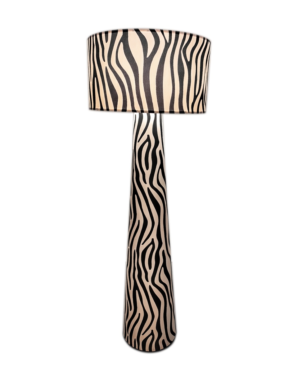 Zany Schwarzweiß stehlampe Von By Rydéns - Mit ihrem gro&szlig;z&uuml;gigen Schirmdurchmesser von 50 cm und dem markanten Tiermuster ist Zany Zebra die perfekte Wahl f&uuml;r alle, die ihrem Zuhause Pers&ouml;nlichkeit und Charakter verleihen m&ouml;chten.