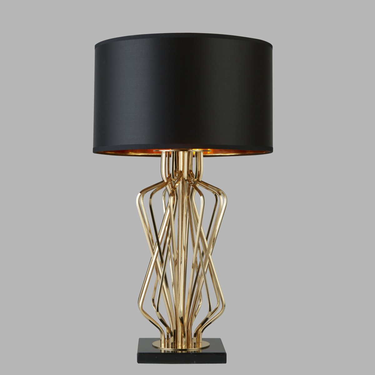 Ethan 72cm Gold tischlampe Von Searchlight - Das skulpturale Design verleiht der Lampe einen künstlerischen Ausdruck, während der schwarze Lampenschirm mit goldener Innenseite ein warmes und sanftes Licht verbreitet.
