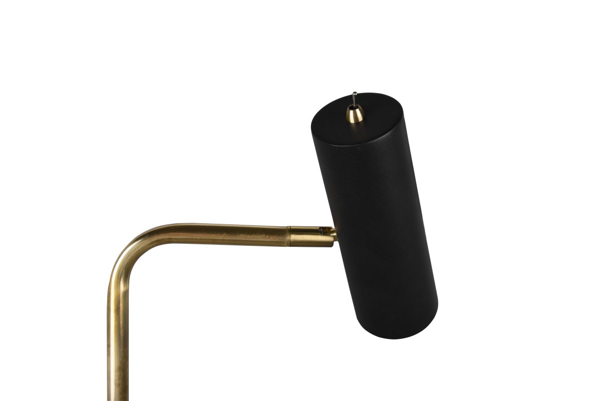 Marley Mattes Messing stehlampe Von Trio Lighting - Der bewegliche Kopf lässt sich bequem nach oben oder unten ausrichten, sodass sich die Leuchte perfekt als Leseleuchte am Sofa oder als dezente Beleuchtung im Flur eignet.
