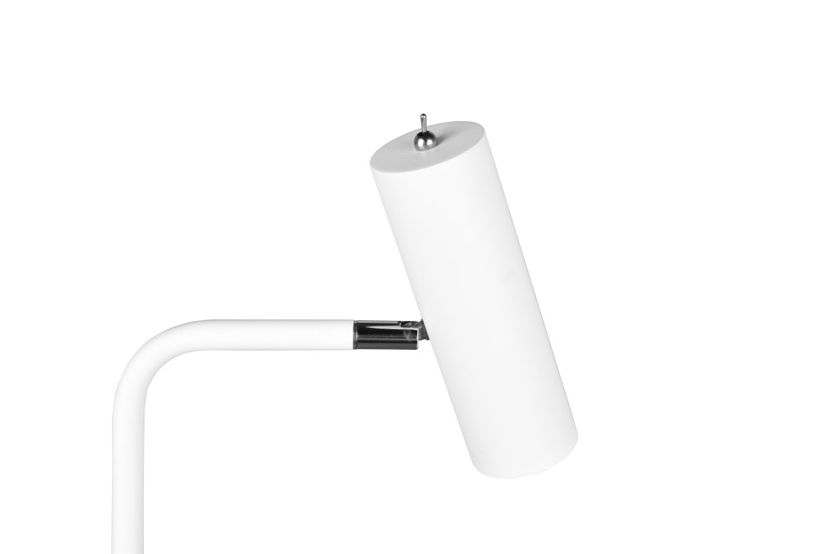 Marley Weiß stehlampe Von Trio Lighting - Der bewegliche Kopf lässt sich bequem nach oben oder unten ausrichten, sodass sich die Leuchte perfekt als Leseleuchte am Sofa oder als dezente Beleuchtung im Flur eignet.