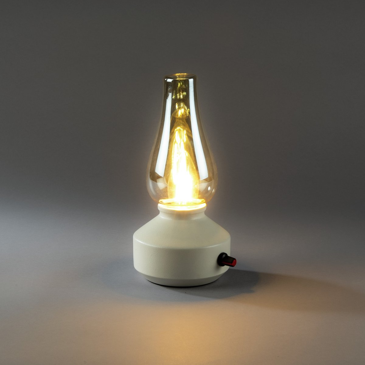 Wiederaufladbare Tischleuchte 25cm Weiß tragbare Von Konstsmide - Die Lampe besteht aus Metall und Glas, hat einen weißen Lampenfuß und einen praktischen Dimmer, mit dem sich das warmweiße, stimmungsvolle Licht einfach anpassen lässt.
