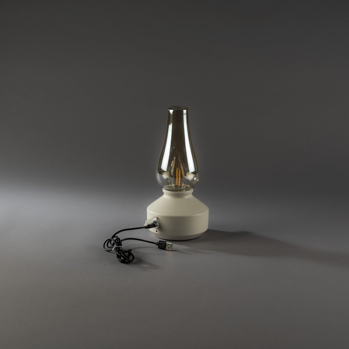 Wiederaufladbare Tischleuchte 25cm Weiß tragbare Von Konstsmide - Die Lampe besteht aus Metall und Glas, hat einen weißen Lampenfuß und einen praktischen Dimmer, mit dem sich das warmweiße, stimmungsvolle Licht einfach anpassen lässt.