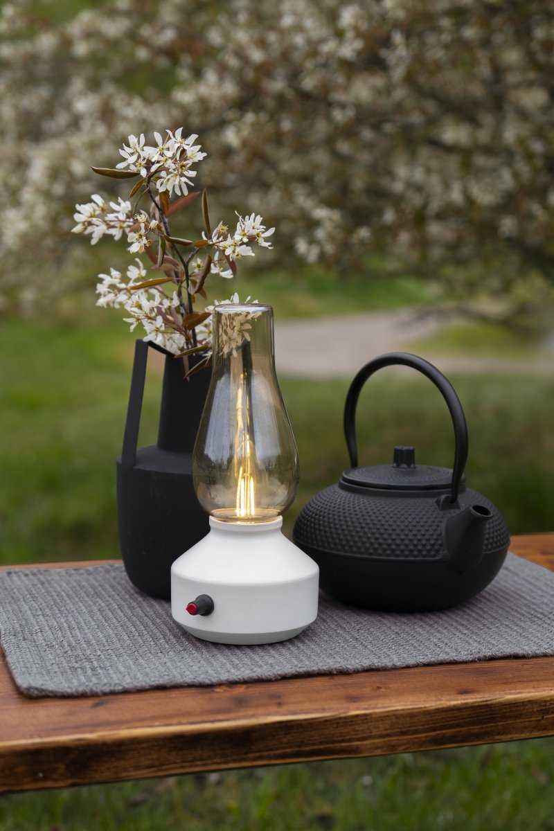 Wiederaufladbare Tischleuchte 25cm Weiß tragbare Von Konstsmide - Die Lampe besteht aus Metall und Glas, hat einen weißen Lampenfuß und einen praktischen Dimmer, mit dem sich das warmweiße, stimmungsvolle Licht einfach anpassen lässt.