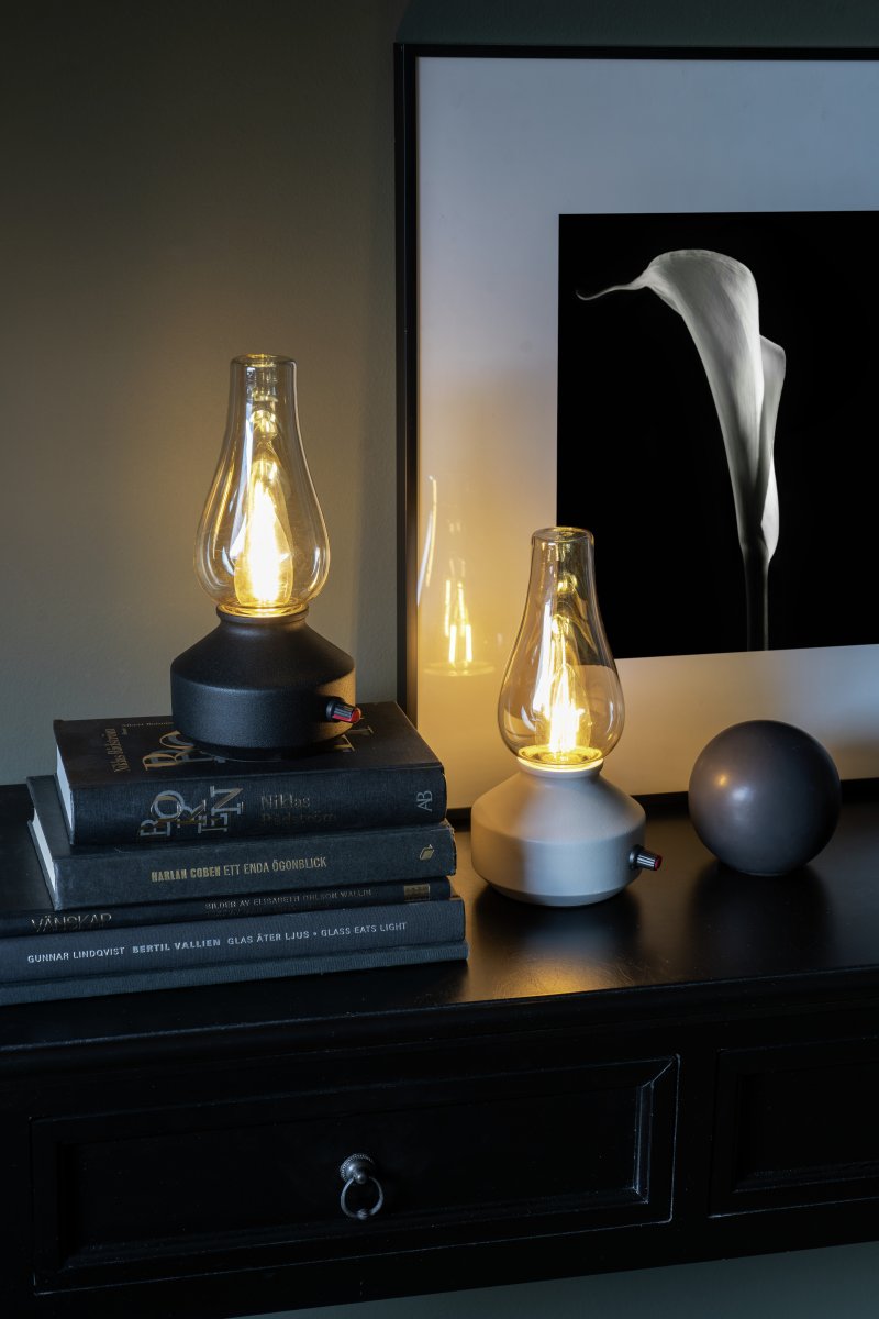 Wiederaufladbare Tischleuchte 25cm Weiß tragbare Von Konstsmide - Die Lampe besteht aus Metall und Glas, hat einen weißen Lampenfuß und einen praktischen Dimmer, mit dem sich das warmweiße, stimmungsvolle Licht einfach anpassen lässt.