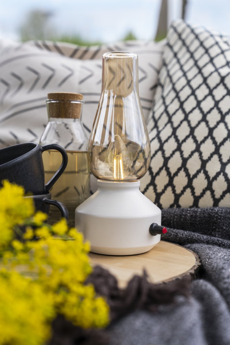 Wiederaufladbare Tischleuchte 25cm Weiß tragbare Von Konstsmide - Die Lampe besteht aus Metall und Glas, hat einen weißen Lampenfuß und einen praktischen Dimmer, mit dem sich das warmweiße, stimmungsvolle Licht einfach anpassen lässt.
