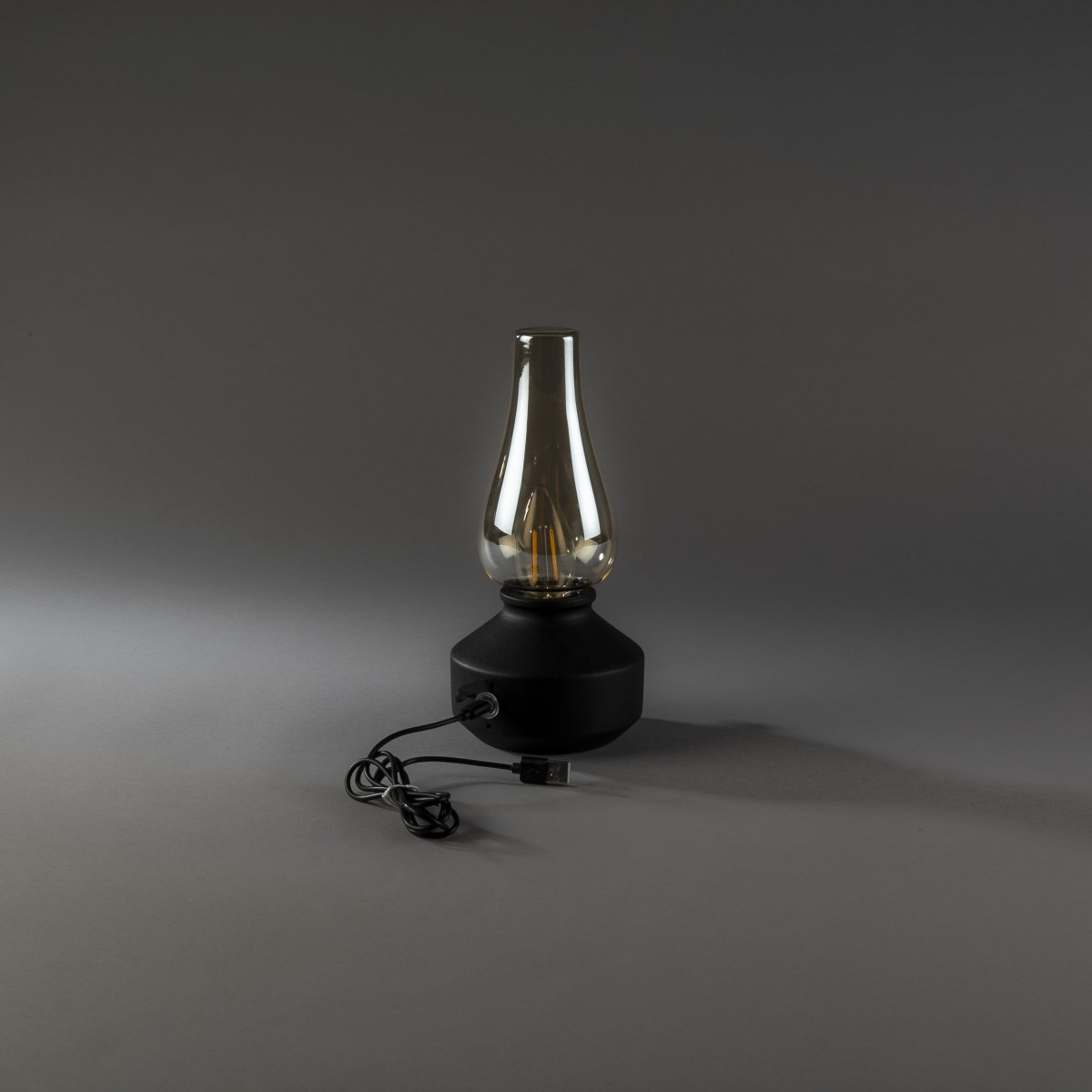Wiederaufladbare Tischleuchte 25cm Schwarz tragbare Von Konstsmide - Die Lampe besteht aus Metall und Glas, hat einen schwarzen Lampenfuß und einen praktischen Dimmer, mit dem sich das warmweiße, stimmungsvolle Licht einfach anpassen lässt.