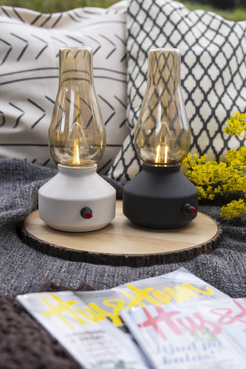 Wiederaufladbare Tischleuchte 25cm Schwarz tragbare Von Konstsmide - Die Lampe besteht aus Metall und Glas, hat einen schwarzen Lampenfuß und einen praktischen Dimmer, mit dem sich das warmweiße, stimmungsvolle Licht einfach anpassen lässt.
