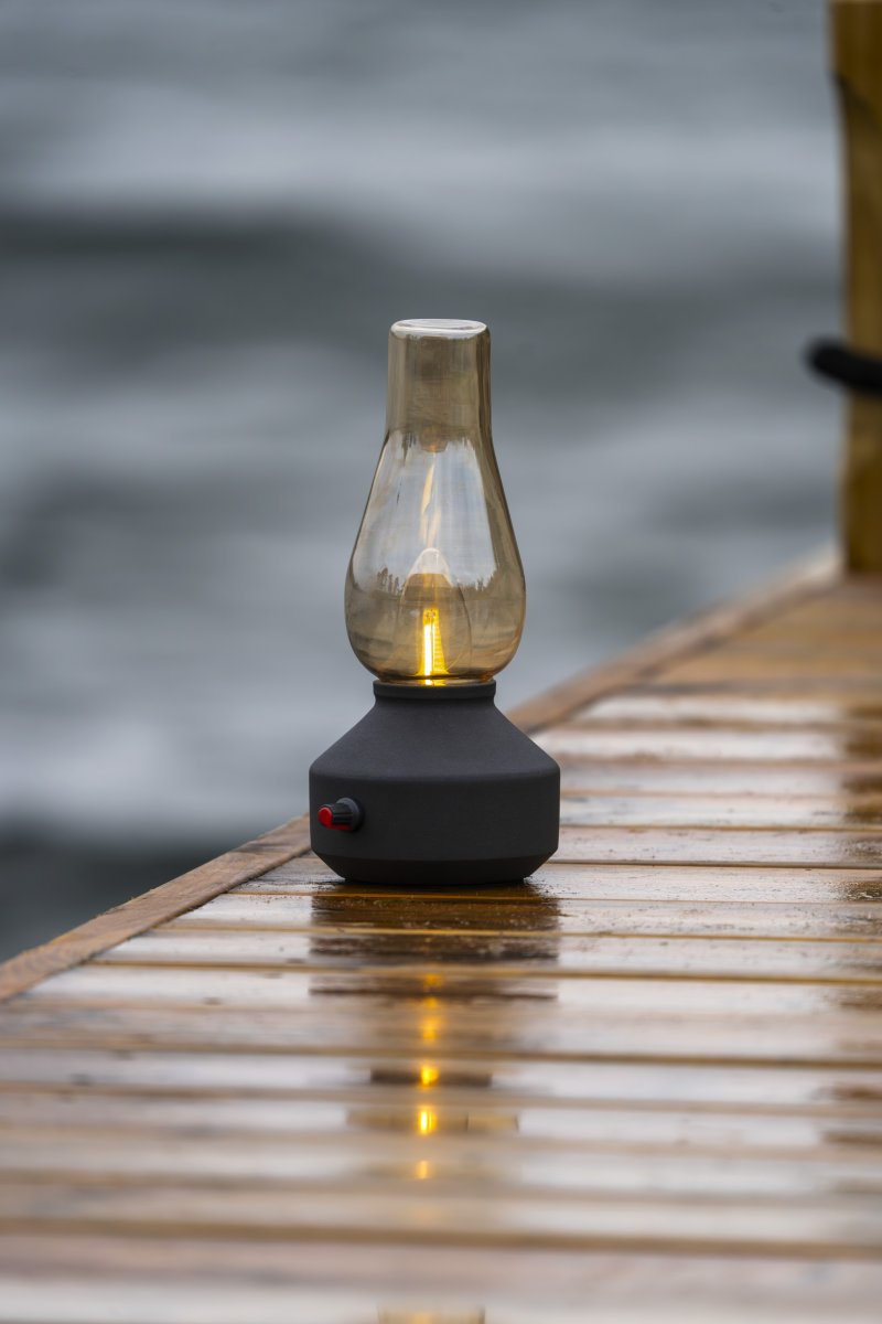 Wiederaufladbare Tischleuchte 25cm Schwarz tragbare Von Konstsmide - Die Lampe besteht aus Metall und Glas, hat einen schwarzen Lampenfuß und einen praktischen Dimmer, mit dem sich das warmweiße, stimmungsvolle Licht einfach anpassen lässt.