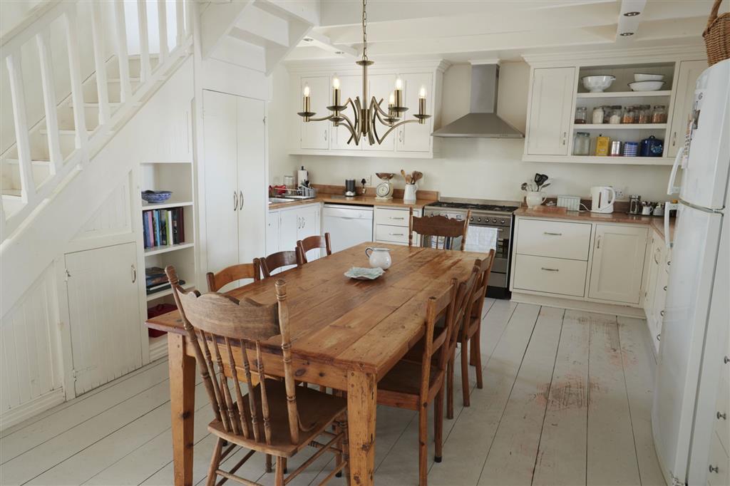 Ascot Ø56 Antikmessing hängelampe Von Searchlight - Dank seiner offenen Konstruktion kann sich das Licht frei verteilen und fügt sich sowohl in einen hellen Flur als auch über einen Esstisch harmonisch ein.