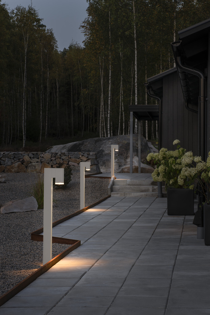 Pollux 100cm Weiß pollarleuchten Von Konstsmide - Verleihen Sie Ihrem Garten oder Ihrer Terrasse mit dieser eleganten Pfostenleuchte aus weißem Aluminium eine moderne Note.