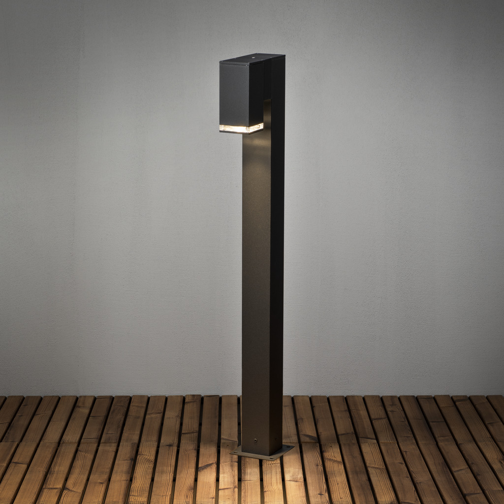 Pollux 100cm Schwarz pollarleuchten Von Konstsmide - Verleihen Sie Ihrem Garten oder Ihrer Terrasse mit dieser eleganten Pfostenleuchte aus schwarzem Aluminium eine moderne Note.