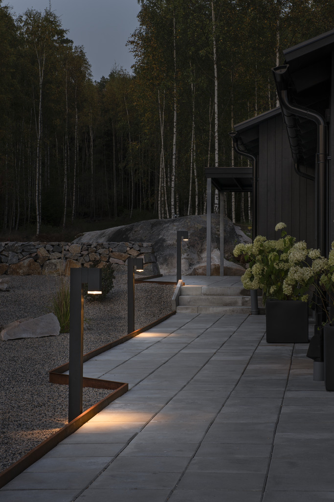 Pollux 100cm Schwarz pollarleuchten Von Konstsmide - Verleihen Sie Ihrem Garten oder Ihrer Terrasse mit dieser eleganten Pfostenleuchte aus schwarzem Aluminium eine moderne Note.