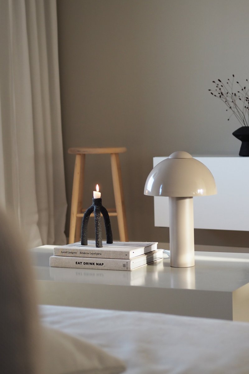 Buddy 36cm Sand tischlampe Von Globen Lighting - Platzieren Sie sie im Wohnzimmer auf dem Beistelltisch, im K&uuml;chenfenster oder auf dem Nachttisch.