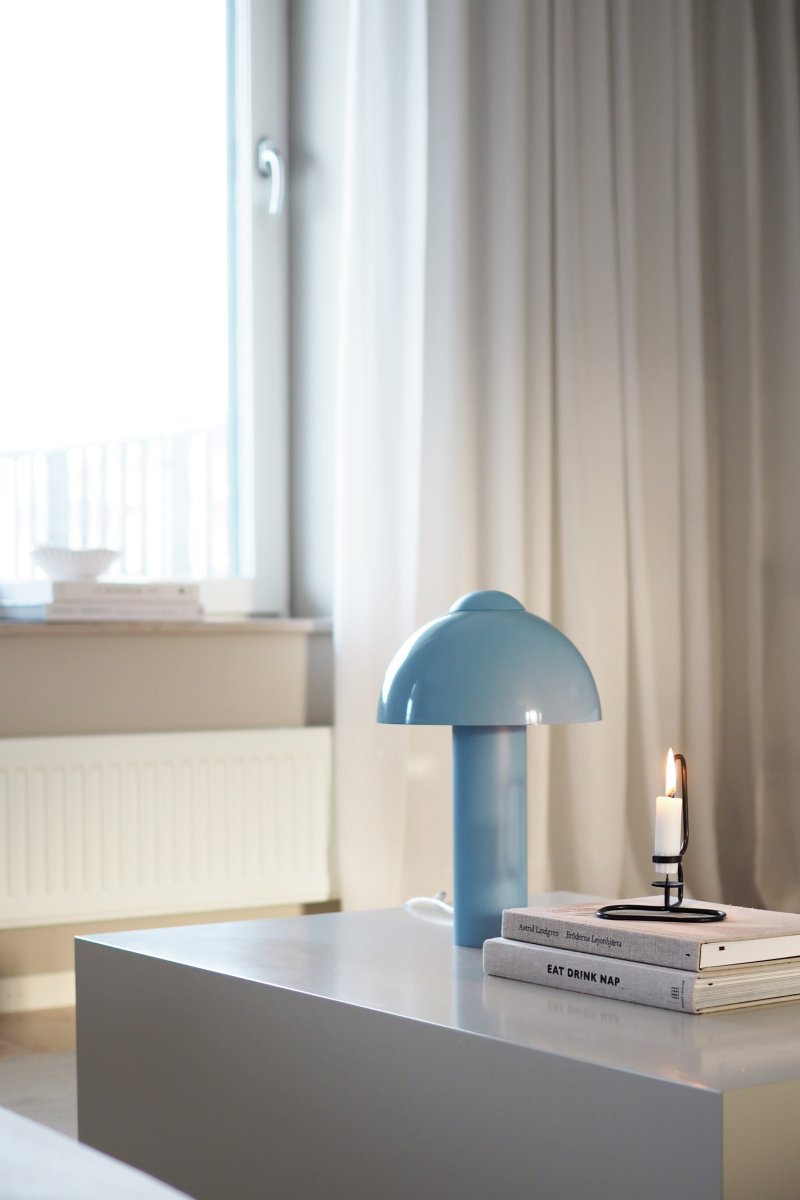 Buddy 36cm Hellblau tischlampe Von Globen Lighting - Platzieren Sie die Leuchte im Wohnzimmer auf dem Beistelltisch, im Küchenfenster oder auf dem Nachttisch.
