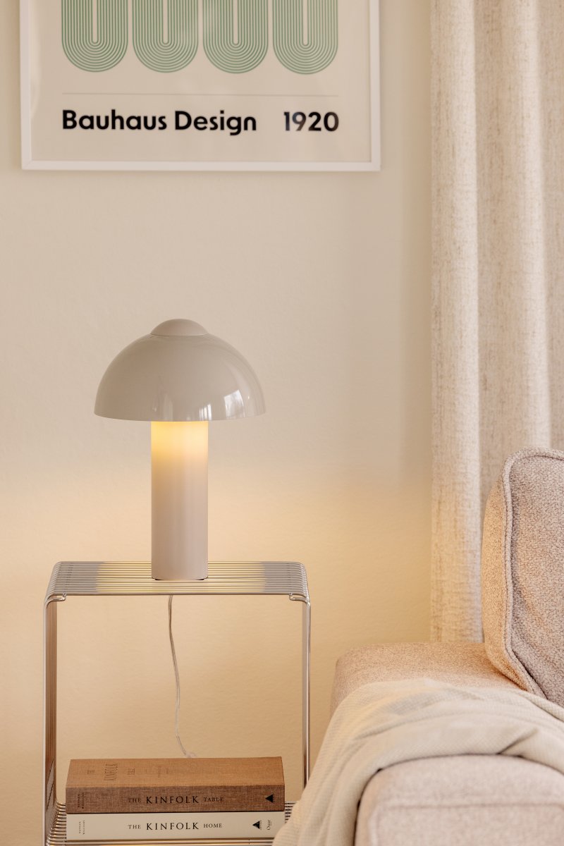 Buddy 36cm Sand tischlampe Von Globen Lighting - Platzieren Sie sie im Wohnzimmer auf dem Beistelltisch, im K&uuml;chenfenster oder auf dem Nachttisch.