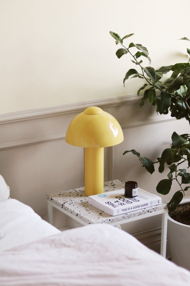 Buddy 36cm Gelb tischlampe Von Globen Lighting - Platzieren Sie die Leuchte im Wohnzimmer auf dem Beistelltisch, im Küchenfenster oder auf dem Nachttisch.