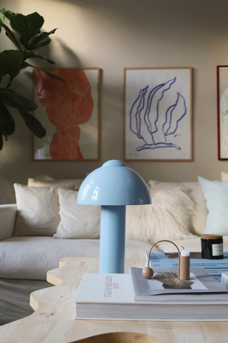 Buddy 36cm Hellblau tischlampe Von Globen Lighting - Platzieren Sie die Leuchte im Wohnzimmer auf dem Beistelltisch, im Küchenfenster oder auf dem Nachttisch.