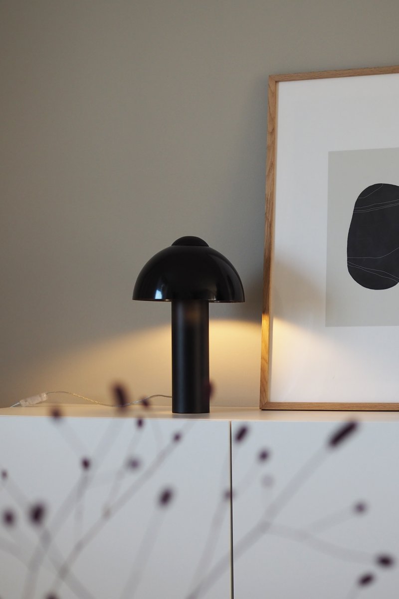 Buddy 36cm Schwarz tischlampe Von Globen Lighting - Platzieren Sie die Leuchte im Wohnzimmer auf dem Beistelltisch, im K&uuml;chenfenster oder auf dem Nachttisch.