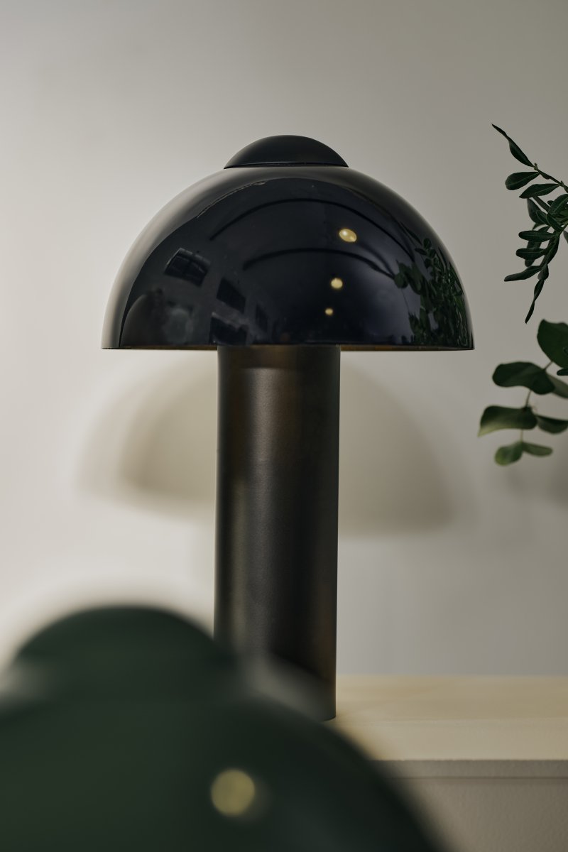 Buddy 36cm Schwarz tischlampe Von Globen Lighting - Platzieren Sie die Leuchte im Wohnzimmer auf dem Beistelltisch, im K&uuml;chenfenster oder auf dem Nachttisch.