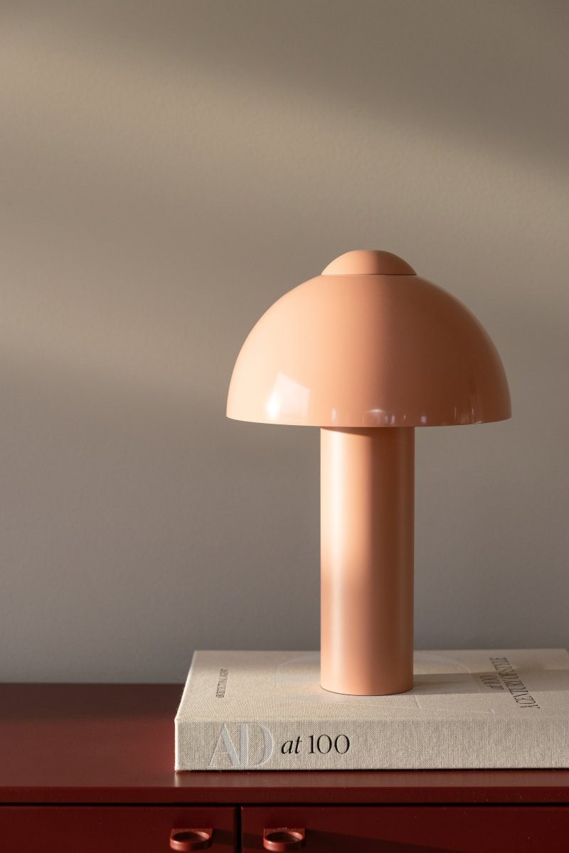 Buddy 36cm Rosa tischlampe Von Globen Lighting - Platzieren Sie die Leuchte im Wohnzimmer auf dem Beistelltisch, im Küchenfenster oder auf dem Nachttisch.
