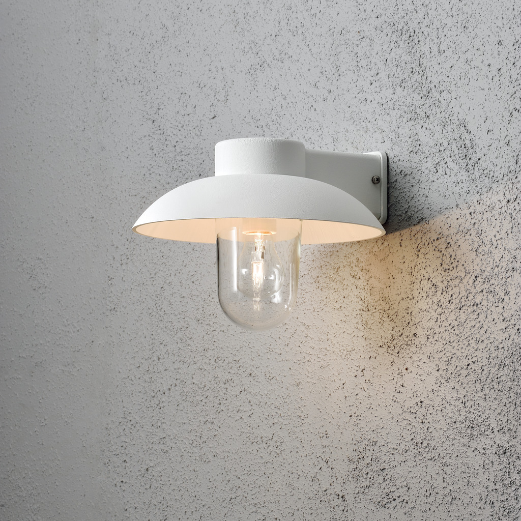 Mani Weiß außenlampe Von Konstsmide - Der breite Schirm und die klare Glaskuppel verbreiten ein angenehmes und gerichtetes Licht, wodurch die Lampe perfekt für Eingänge und Terrassen geeignet ist.