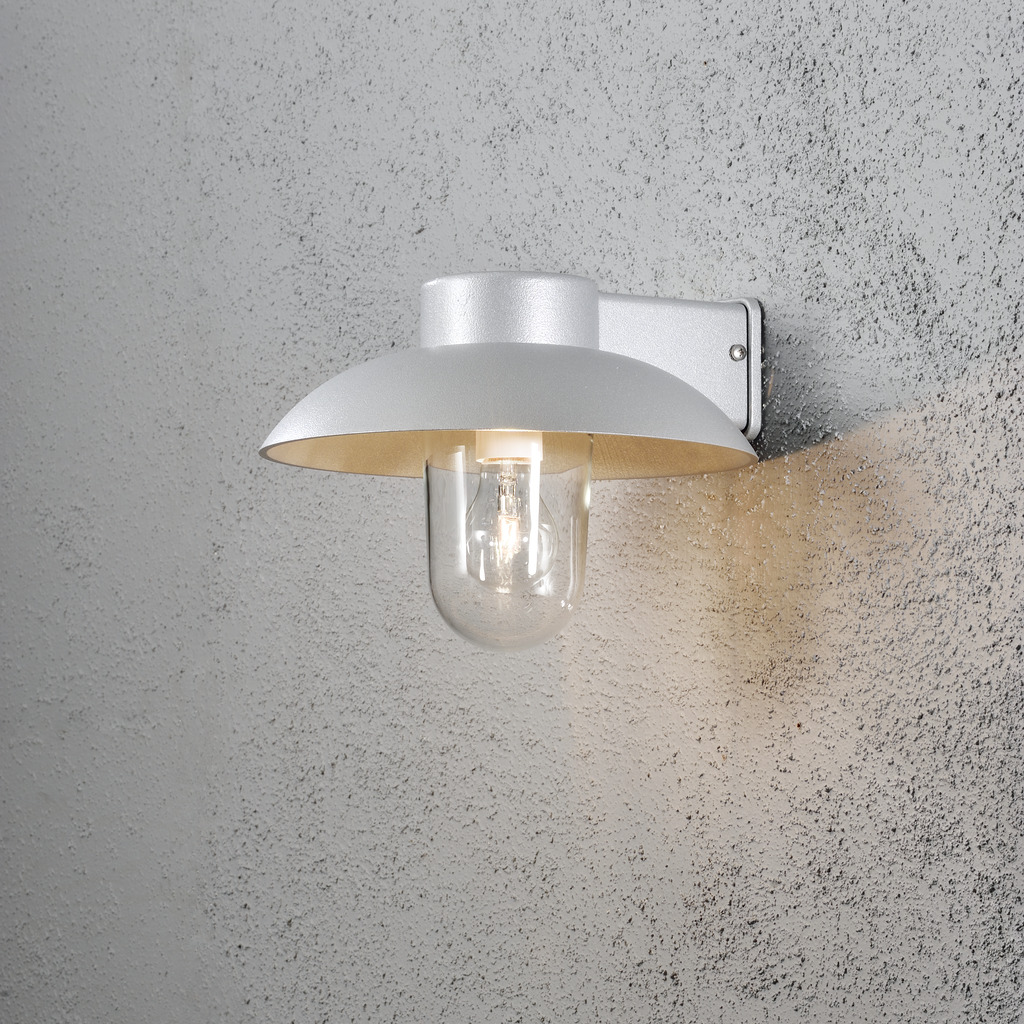 Mani Grau außenlampe Von Konstsmide - Der breite Schirm und die klare Glaskuppel verbreiten ein angenehmes und gerichtetes Licht, wodurch die Lampe perfekt für Eingänge und Terrassen geeignet ist.