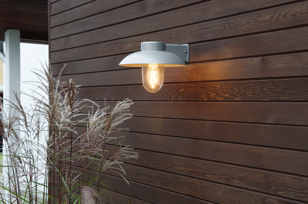 Mani Grau außenlampe Von Konstsmide - Der breite Schirm und die klare Glaskuppel verbreiten ein angenehmes und gerichtetes Licht, wodurch die Lampe perfekt für Eingänge und Terrassen geeignet ist.