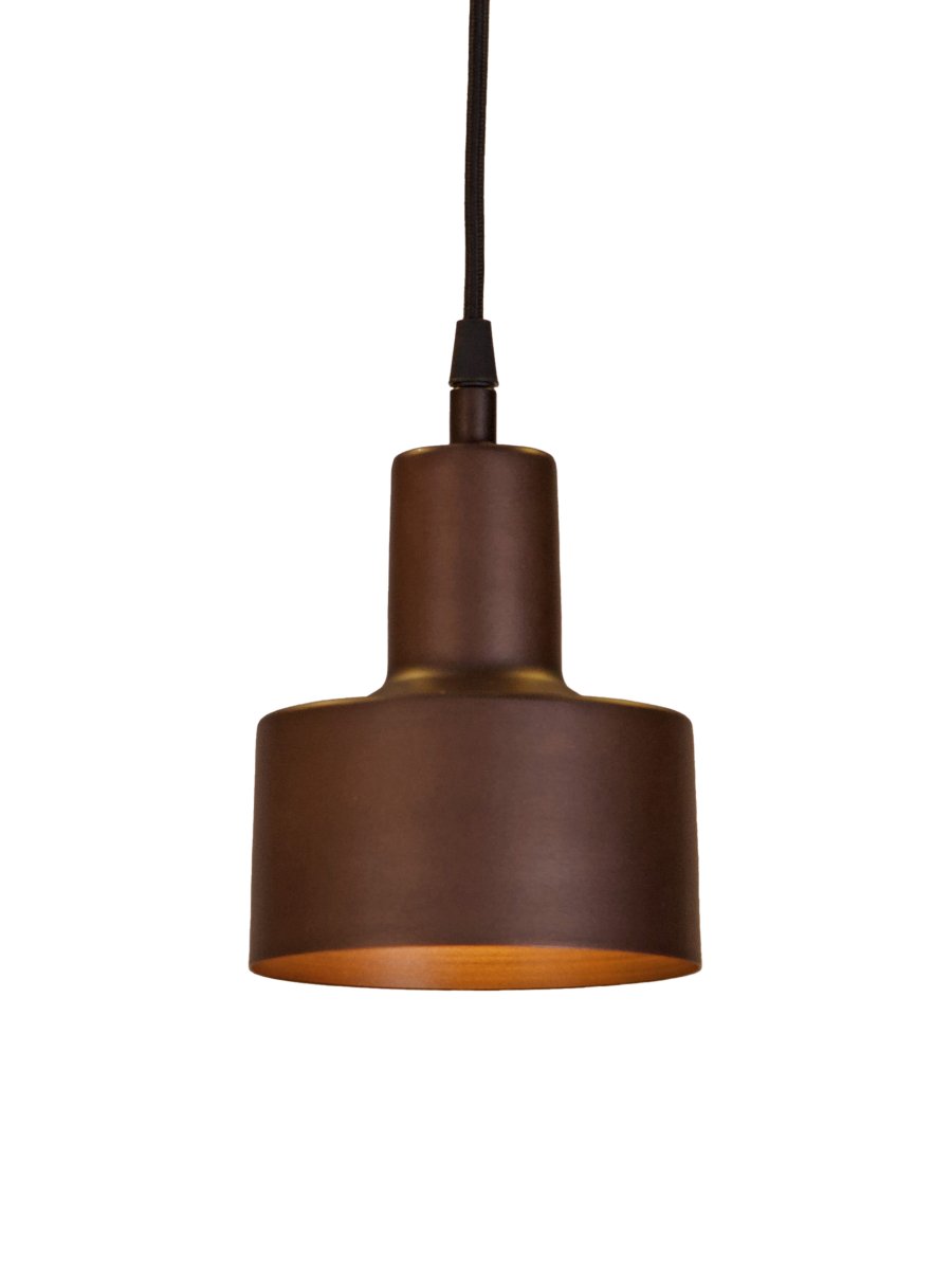 Solo Ø13cm Braun fensterlampe Von PR Home - Solo ist eine schlichte Fensterleuchte aus Metall mit minimalistischem Design.