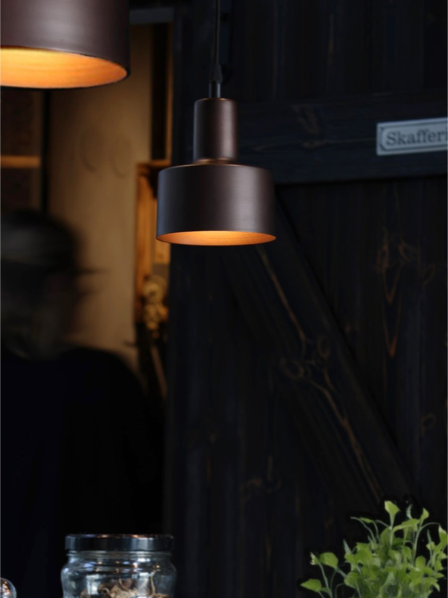 Solo Ø13cm Braun fensterlampe Von PR Home - Solo ist eine schlichte Fensterleuchte aus Metall mit minimalistischem Design.
