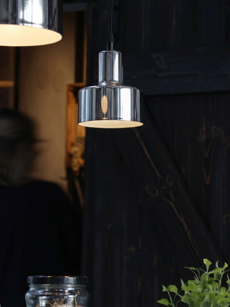 Solo Ø13 Chrom fensterlampe Von PR Home - Solo ist eine elegante Fensterleuchte aus Metall mit minimalistischem Design.