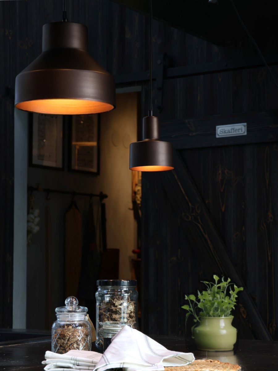 Solo Ø26 Braun hängelampe Von PR Home - Solo ist eine kleinere Pendelleuchte aus Metall mit minimalistischem Design.