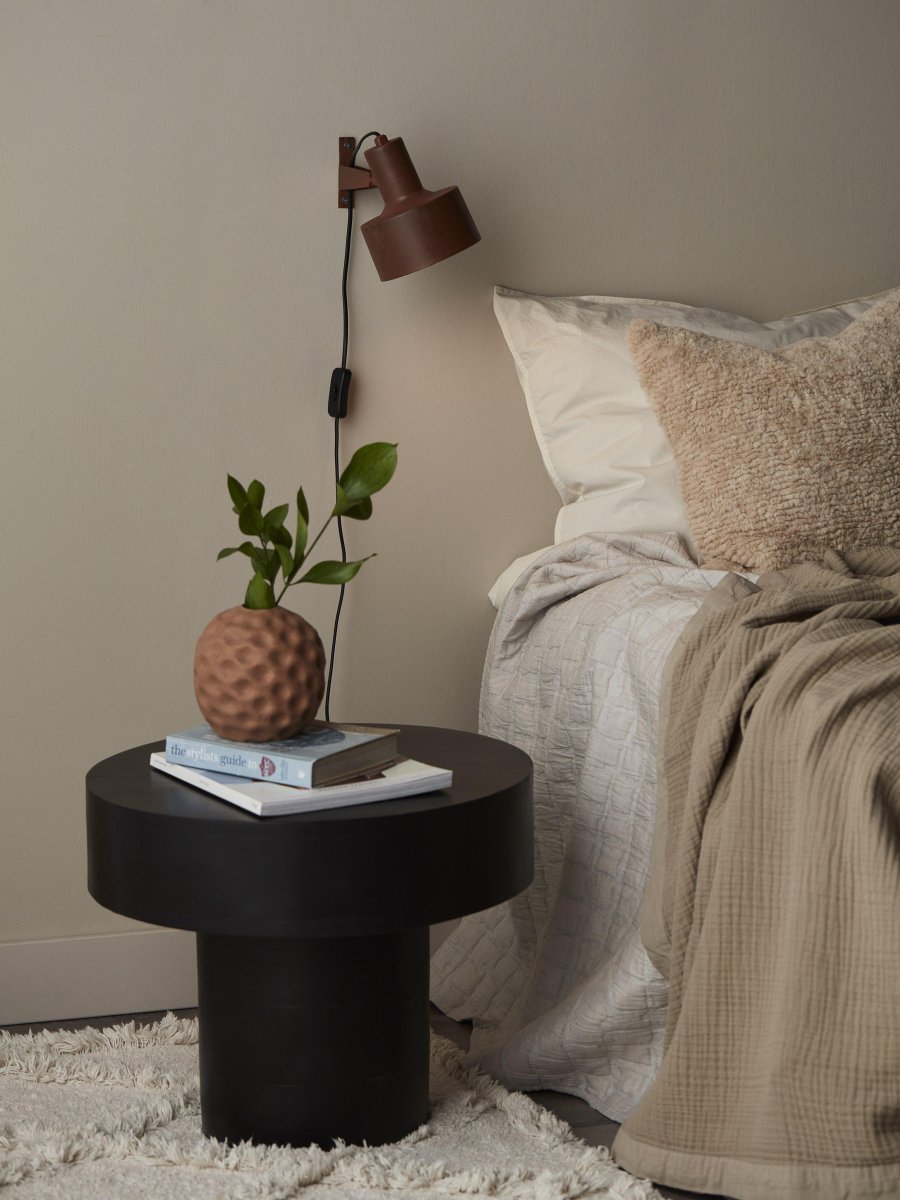 Solo 23cm Rost wandlampe Von PR Home - Die Solo-Wandlampe ist ein kleines Nachtlicht aus Metall mit verstellbarem Schirm.