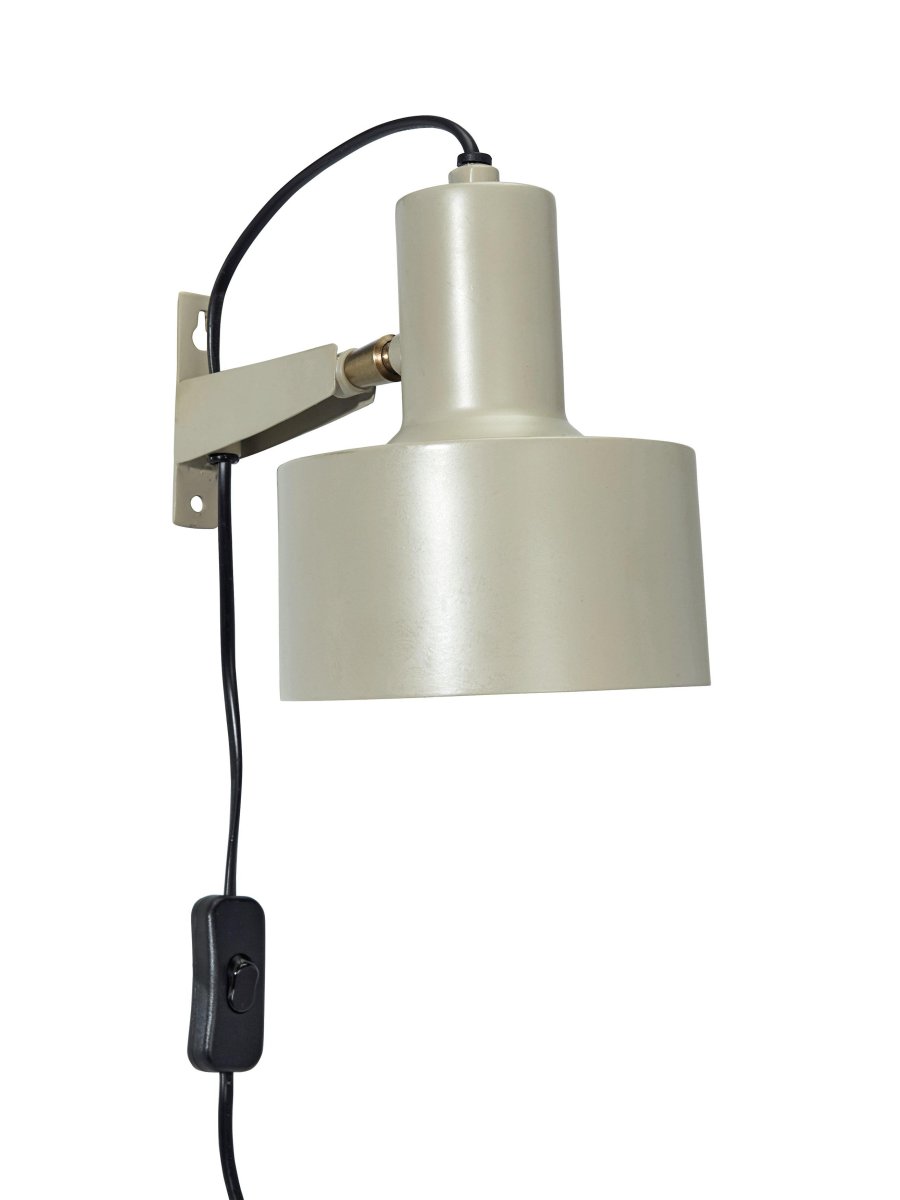 Solo 23cm Beige wandlampe Von PR Home - Die Solo-Wandlampe ist ein kleines Nachtlicht aus Metall mit verstellbarem Schirm.